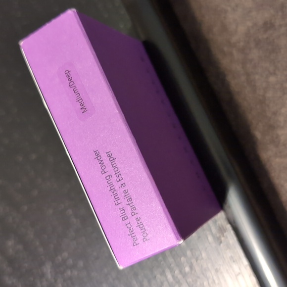 Chantecaille Perfect Blur Finishing Powder- MEDIUM/DEEP - Picture 2 of 4